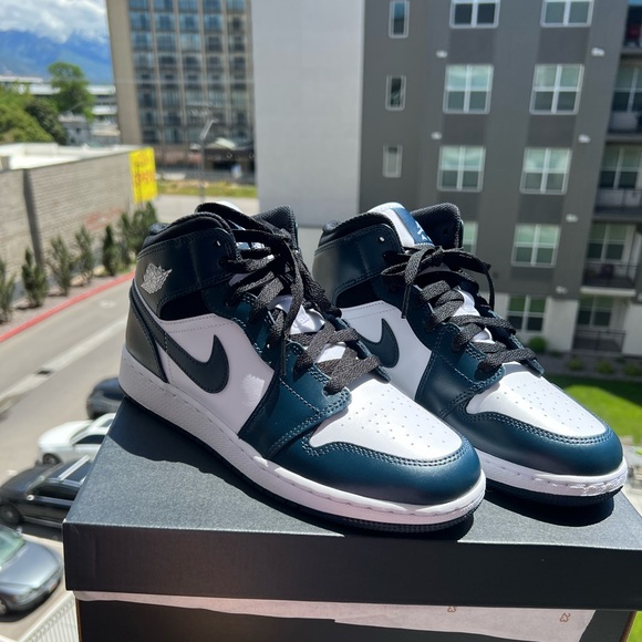 Air Jordan 1 Mid Armory Navy - 6.5Y/8W - Picture 2 of 4